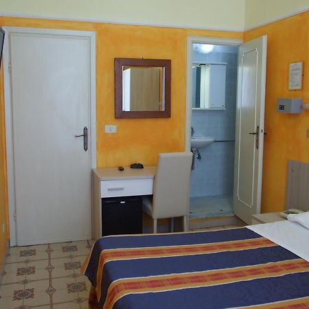 فياريجيو Hotel Midy المظهر الخارجي الصورة