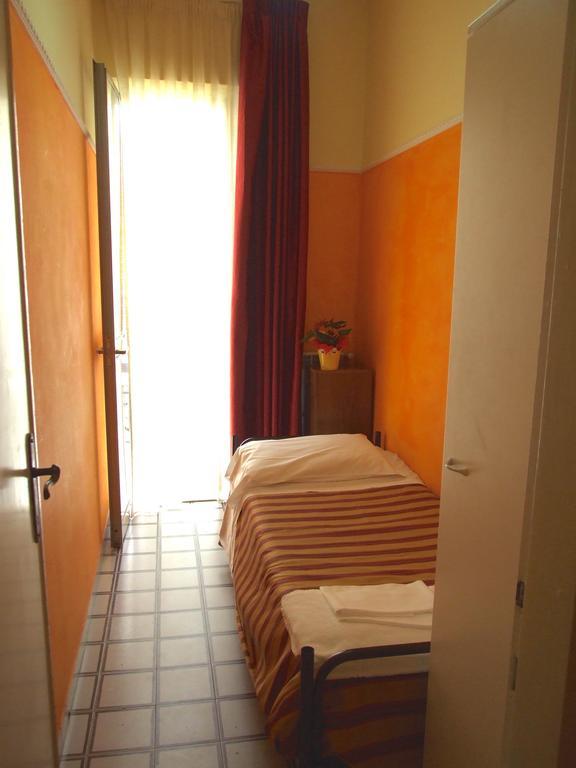 فياريجيو Hotel Midy الغرفة الصورة