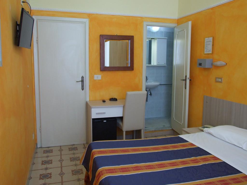فياريجيو Hotel Midy المظهر الخارجي الصورة
