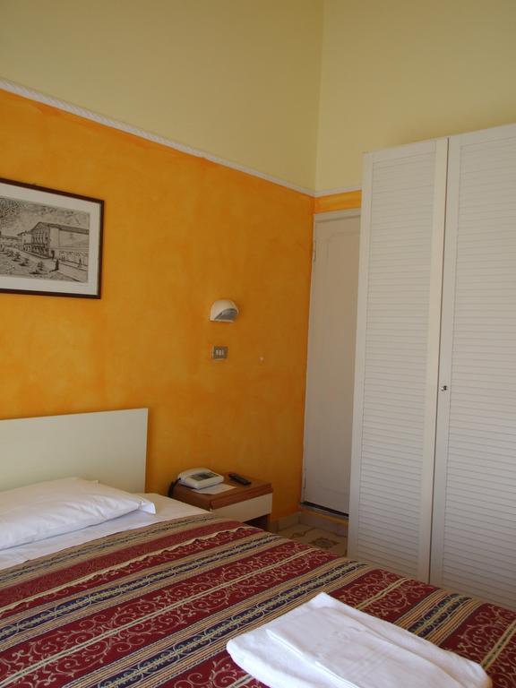 فياريجيو Hotel Midy المظهر الخارجي الصورة