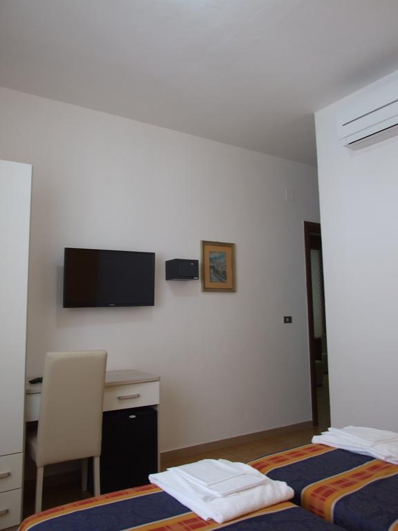 فياريجيو Hotel Midy المظهر الخارجي الصورة
