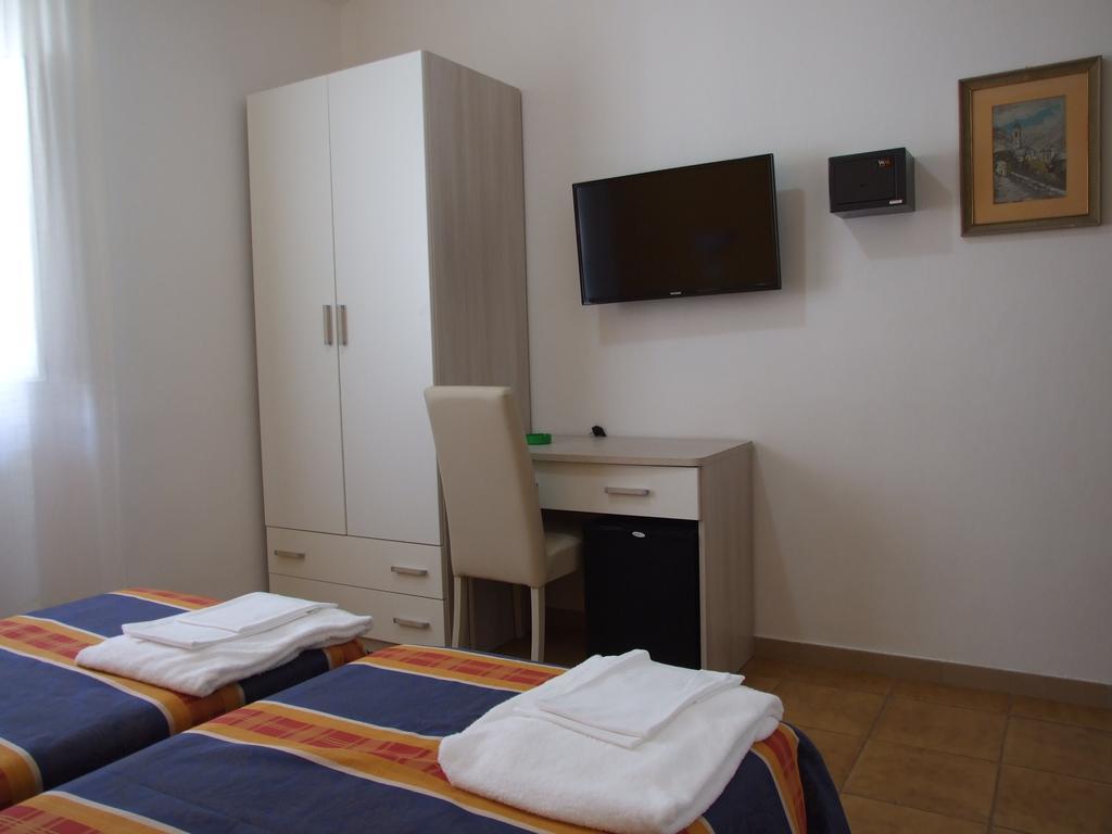 فياريجيو Hotel Midy المظهر الخارجي الصورة