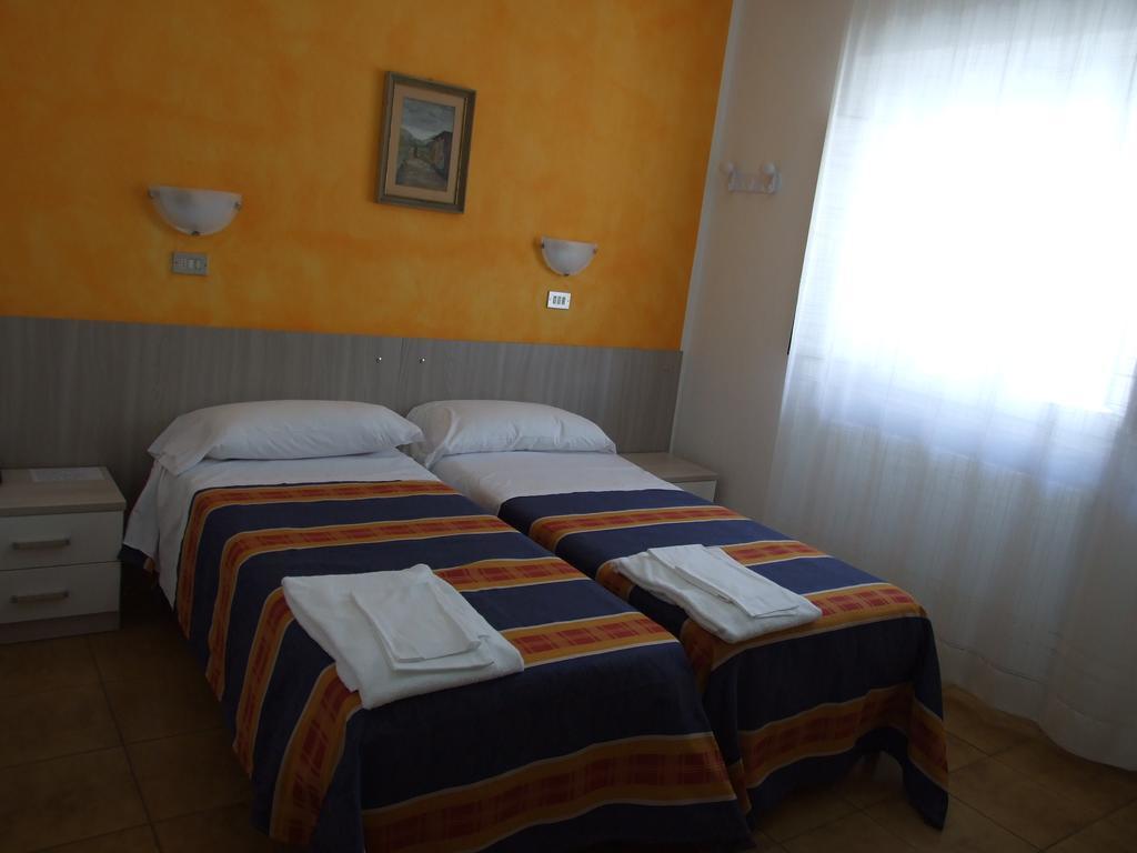 فياريجيو Hotel Midy المظهر الخارجي الصورة