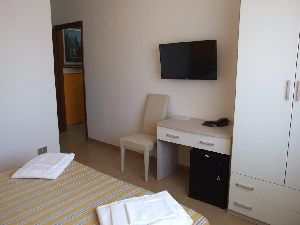 فياريجيو Hotel Midy المظهر الخارجي الصورة