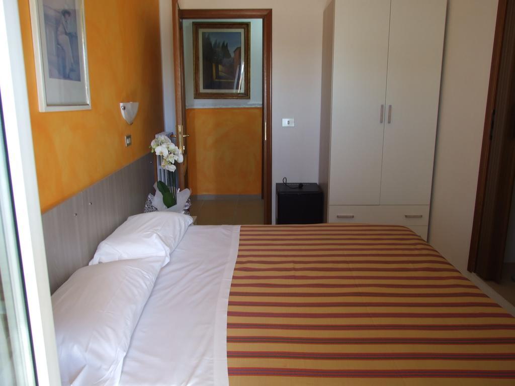 فياريجيو Hotel Midy المظهر الخارجي الصورة